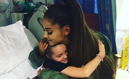 Ariana Grande abraza a una de las v&iacute;ctimas del atentado en M&aacute;nchester. 