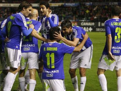 Los jugadores de la Ponferradina celebran un gol.