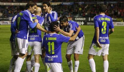 Los jugadores de la Ponferradina celebran un gol.