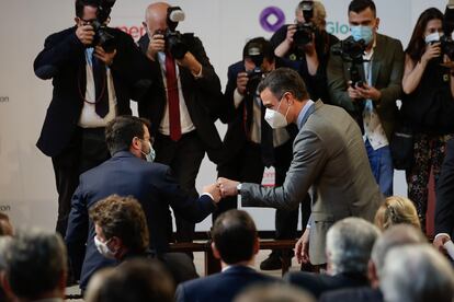 El presidente español, Pedro Sánchez, saluda al presidente catalán Pere Aragonès en un acto de Foment del Treball el 7 de junio.