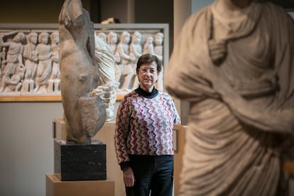 Isabel Rodà, rodeada de estatuas romanas en el Museo Marés de Barcelona, el pasado 30 de noviembre.