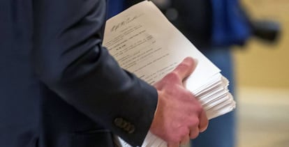 An aide brings the Coronavirus Aid, Relief, and Economic Security Act (CARES Act) to the US Senate chamber at Capitol Hill in Washington, DC, USA, 25 March 2020. EFE/Erik S. Lesser