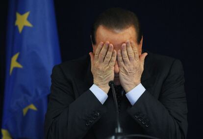 Berlusconi se lleva las manos a la cara durante una conferencia de prensa en junio de 2008 con motivo de una cumbre europea celebrada en Bruselas.