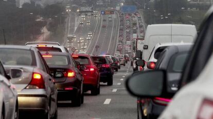 Atasco de trafico en la entrada a Madrid por la A-6.