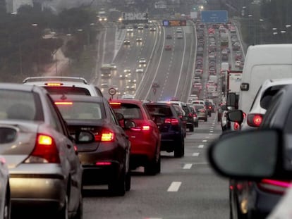 Atasco de trafico en la entrada a Madrid por la A-6.