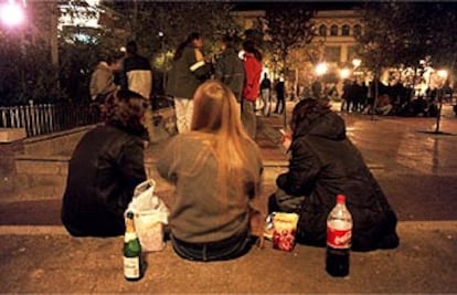 Unos jóvenes adolescentes, beben calimocho y litronas botellón, en la plaza de Barceló de Madrid.