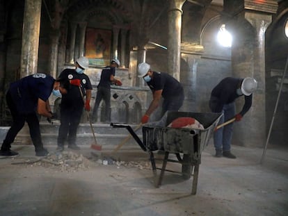 Grupo de voluntários trabalha para limpar a igreja de São Tomás em Mosul (Iraque), profanada pelo Estado Islâmico.