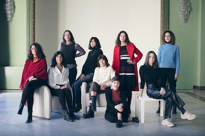 Desde la izquierda: María Gómez Lara, Raquel Lanseros, Julieta Valero, Lara Moreno, Ada Salas, Elena Medel, Ana Merino, Ángela Segovia y Berta García Faet, en el Círculo de Bellas Artes de Madrid.