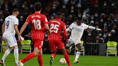 Vinicius arma el disparo que supuso el gol del triunfo del Madrid ante el Sevilla.