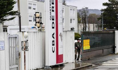 Un soldado en la entrada del cuartel en Varces este jueves.