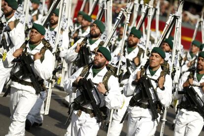 Integrantes de la unidad de montaña del Ejército de Tierra participan en el desfile.