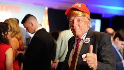 Um eleitor republicano vestido de Donald Trump, na festa do candidato Ron DeSantis em Orlando (Flórida).