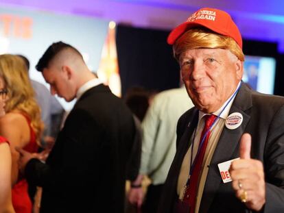 Um eleitor republicano vestido de Donald Trump, na festa do candidato Ron DeSantis em Orlando (Flórida).