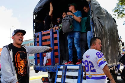 Un hombre ofrece el servicio de transporte frente a los bloqueos de transportadores al sur de Bogotá.