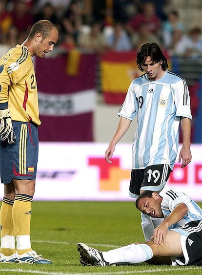 Imagen del jugador de la selección argentina Maxi Rodriguez ( en el suelo) , cuando se lesionó la rodilla, durante el partido amistoso que enfrentó a las selecciones de Argentina y España en el estadio Nueva Condomina de Murcia. El consejero delegado del Atlético de Madrid, Miguel Angel Gil, anunciaba que pensaban recurrir a la justicia ordinaria para pedir una compensación económica a la Federación Argentina por la grave lesión sufrida por su jugador Maxi Rodríguez, que fue operado de la rotura del ligamento cruzado anterior de la rodilla izquierda, lo que le mantuvo de baja varios meses.