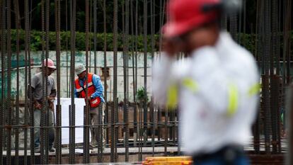 Empleados de construcci&oacute;n en ciudad de Guatemala.