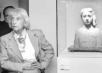 Maya Picasso, ayer en la Fundación Palau i Fabre junto a su busto tallado por el escultor Joan Rebull.