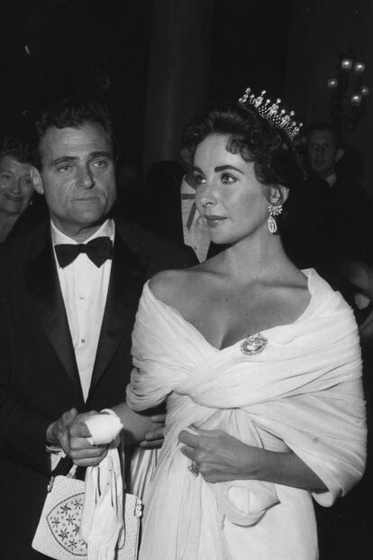 Elizabeth Taylor, en la imagen junto a Mike Todd, llevaba el glamour de Hollywood a la Costa Azul.