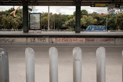 Pintas a favor del paro nacional, en la estación de Banderas de Transmilenio. 
