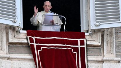 O papa Francisco durante o Angelus deste domingo no Vaticano.