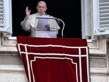 O papa Francisco durante o Angelus deste domingo no Vaticano.