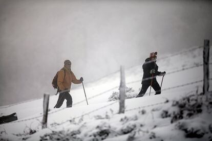 Dos personas esquian a la altura de Roncesvalles, en una jornada en la que la nieve ha llegado a Navarra a partir de los 400 metros de altura. 