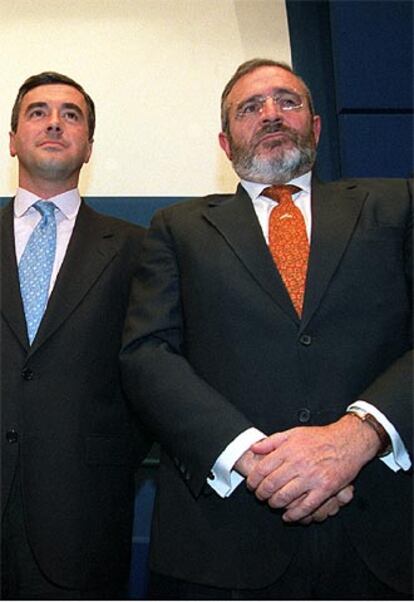 Agustín Díaz de Mera (en el centro), junto a Ángel Acebes el día de su toma de posesión como director general de la policía. Detrás, Ignacio Astarloa, entonces secretario de Estado de Seguridad.