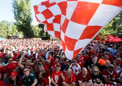 Centenares de seguidores del Liverpool en la ciudad de Kiev (Ucrania) antes de la final de la Champions League, el 26 de mayo de 2018.