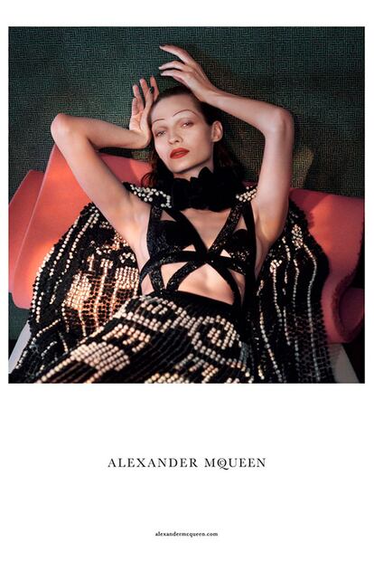 McQueen apuesta en su colección primavera-verano 2015 por el eclecticismo. Fotografiada por David Sims, la modelo posa con un sensual vestido y unas finas cejas que nos transportan a los años veinte.