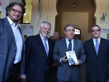 El ministro del Interior Juan ignacio Zoido (c), en la presentaci&oacute;n del libro del cr&iacute;tico Antonio Lorca (a su lado a la derecha) sobre el torero Pepe Luis V&aacute;zquez.