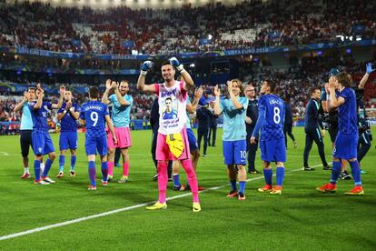 Los jugadores de la selección de Croacia celebran su victoria antes España.