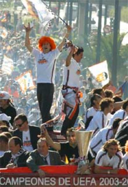 Los jugadores recorren las calles de Valencia en un autobús descapotable entre los aplausos y gritos de miles de aficionados.