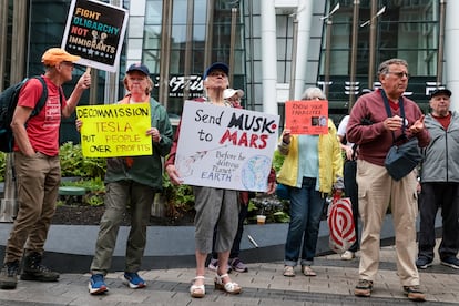 Protesta contra Elon Musk el pasado 28 de junio, día de su cumpleaños, ante un concesionario de Tesla en Boston.