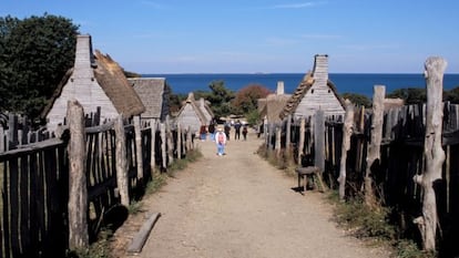 Turistas visitando la recreación de la colonia de Plymouth, en Massachusetts, donde se celebró la primera cena de Acción de Gracias en 1621.