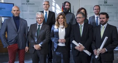 Susana D&iacute;az junto a los premiados y miembros del Gobierno.