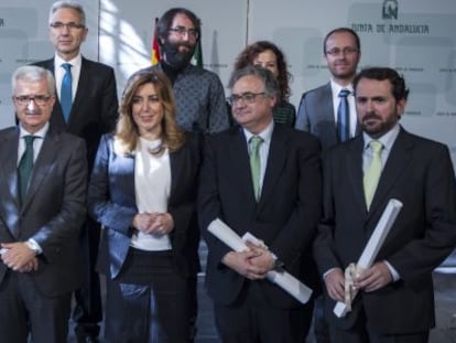 Susana D&iacute;az junto a los premiados y miembros del Gobierno.