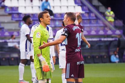 El delantero del Celta Iago Aspas conversa con el portero del Valladolid, Masip, este miércoles en el estadio José Zorrilla.