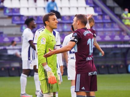 El delantero del Celta Iago Aspas conversa con el portero del Valladolid, Masip, este miércoles en el estadio José Zorrilla.