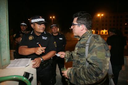 Los cohetes y los fuegos artificiales se suceden desde las 23 horas hasta minutos antes de la medianoche. La polica controla a los asistentes a su entrada en el recinto para la suelta de petardos.