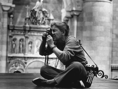 La fotógrafa estadounidense Eve Arnold con dos de sus cámaras, en 1963.