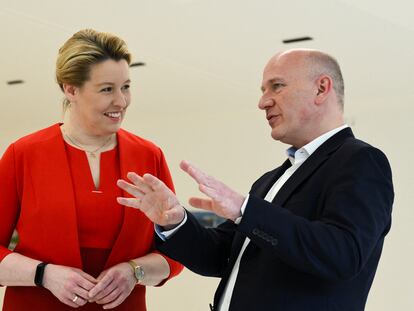 El líder de la CDU de Berlín y futuro alcalde, Kai Wegner, junto a la actual regidora socialdemócrata, Franziska Giffey, en la presentación de la nueva coalición, este lunes en la capital alemana.