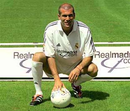 Zidane, vestido con la camiseta del Madrid, pisa por primera vez el césped del Bernabéu.