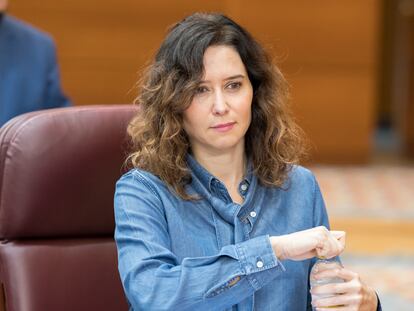 La presidenta de la Comunidad de Madrid, Isabel Díaz Ayuso, durante un pleno de la Asamblea regional, el pasado 22 de febrero.