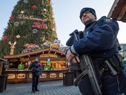 La polic&iacute;a vigila en mercadillo de Navidad de Dortmund, Alemania, este martes.