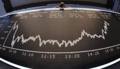Imagen de una pantalla en la Bolsa de Fráncfort. EFE/Archivo