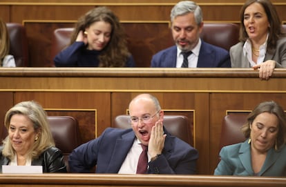 El diputado del PP Miguel Tellado, en primer término, durante la sesión al Gobierno.