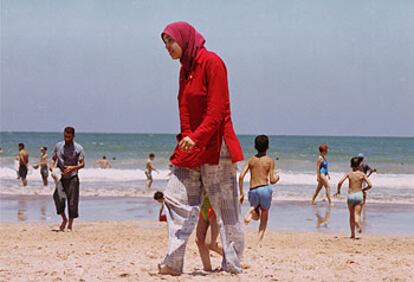Una mujer con pañuelo en una playa cercana a Rabat
