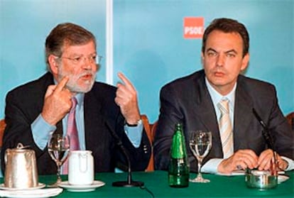 José Luis Rodríguez Zapatero con el presidente de Extremadura, Juan Carlos Rodríguez Ibarra, ayer en Mérida.