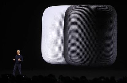 Tim Cook, consejero delegado de Apple, con el nuevo altavoz de Apple Home Pod, hoy durante la conferencia de desarrolladores.