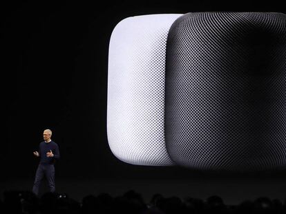 Tim Cook, consejero delegado de Apple, con el nuevo altavoz de Apple Home Pod, hoy durante la conferencia de desarrolladores.